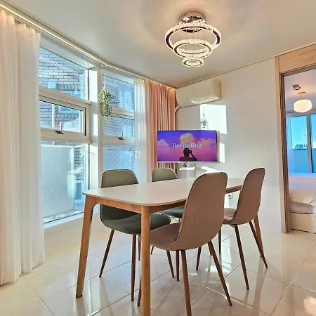 Hongdae 5 Minutes, Sangsu Station 2 Minutes, Maximum 6 People, 3 Queen Beds, Free Luggage Storage