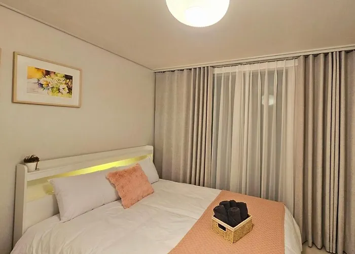 Hongdae 5 Minutes, Sangsu Station 2 Minutes, Maximum 6 People, 3 Queen Beds, Free Luggage Storage Apartamento