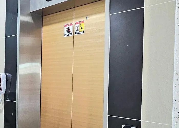 Hongdae 5 Minutes, Sangsu Station 2 Minutes, Maximum 6 People, 3 Queen Beds, Free Luggage Storage * Seúl