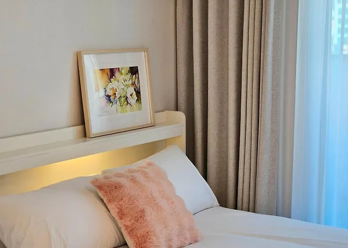 Hongdae 5 Minutes, Sangsu Station 2 Minutes, Maximum 6 People, 3 Queen Beds, Free Luggage Storage