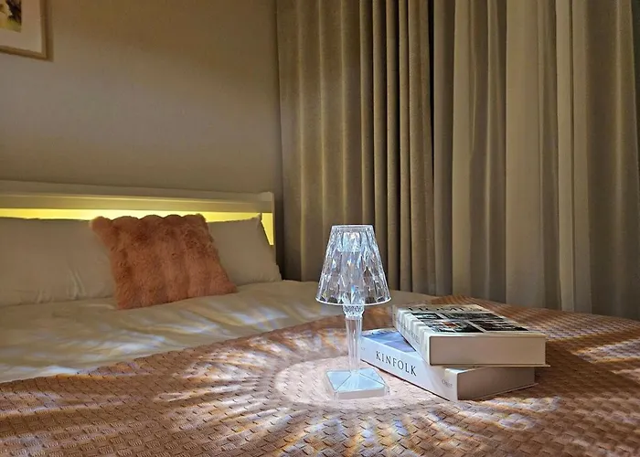 Hongdae 5 Minutes, Sangsu Station 2 Minutes, Maximum 6 People, 3 Queen Beds, Free Luggage Storage Seúl