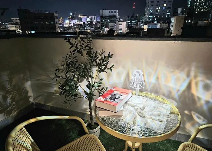 Hongdae 5 Minutes, Sangsu Station 2 Minutes, Maximum 6 People, 3 Queen Beds, Free Luggage Storage *