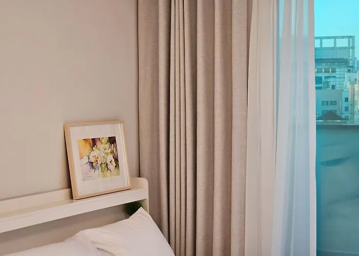 Hongdae 5 Minutes, Sangsu Station 2 Minutes, Maximum 6 People, 3 Queen Beds, Free Luggage Storage *