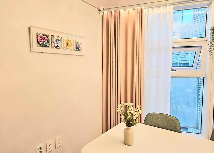 Hongdae 5 Minutes, Sangsu Station 2 Minutes, Maximum 6 People, 3 Queen Beds, Free Luggage Storage * Seúl