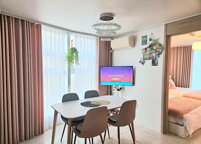 Hongdae 5 Minutes, Sangsu Station 2 Minutes, Maximum 6 People, 3 Queen Beds, Free Luggage Storage *