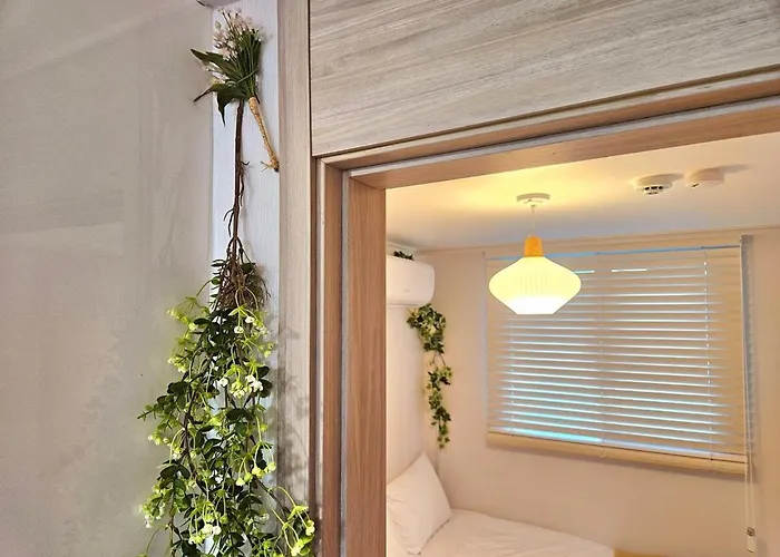 Hongdae 5 Minutes, Sangsu Station 2 Minutes, Maximum 6 People, 3 Queen Beds, Free Luggage Storage