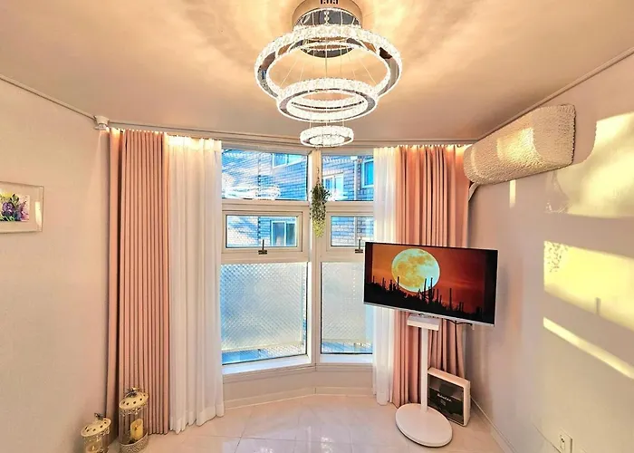 Hongdae 5 Minutes, Sangsu Station 2 Minutes, Maximum 6 People, 3 Queen Beds, Free Luggage Storage