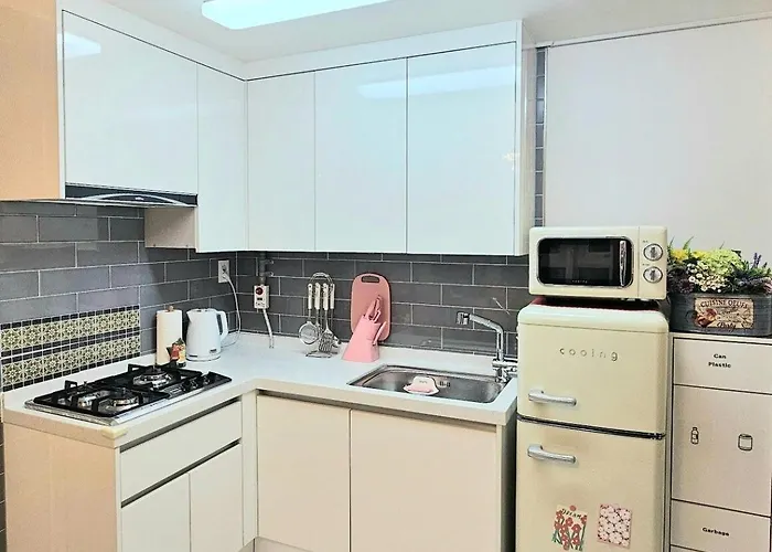 Apartamento Hongdae 5 Minutes, Sangsu Station 2 Minutes, Maximum 6 People, 3 Queen Beds, Free Luggage Storage Seúl