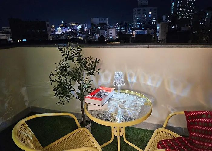 Hongdae 5 Minutes, Sangsu Station 2 Minutes, Maximum 6 People, 3 Queen Beds, Free Luggage Storage Seúl