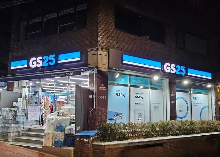 Hongdae 5 Minutes, Sangsu Station 2 Minutes, Maximum 6 People, 3 Queen Beds, Free Luggage Storage