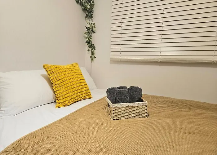 Hongdae 5 Minutes, Sangsu Station 2 Minutes, Maximum 6 People, 3 Queen Beds, Free Luggage Storage
